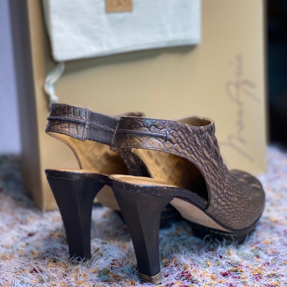 MaxAzria Brown Croc Slingbacks - Picture 4 of 5